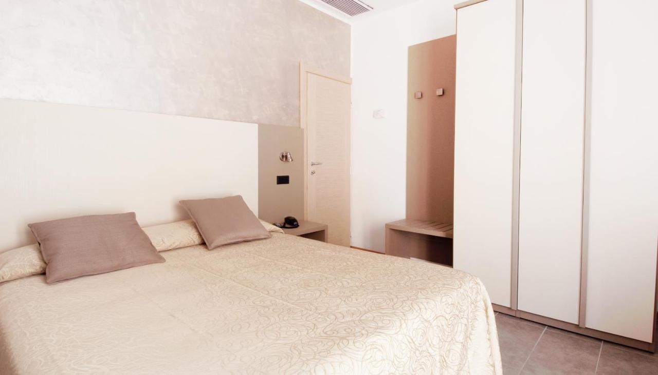 Hotel Aria Di Mare - Bed & Brunch In Centro A Riccione Exterior foto